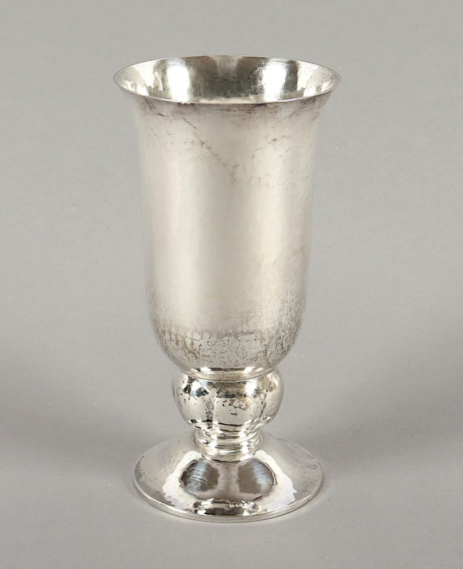 <de>POKAL, 835/ooo, martelliert, H 19, 238g, min. gestaucht, DEUTSCH, 20.Jh.</de>