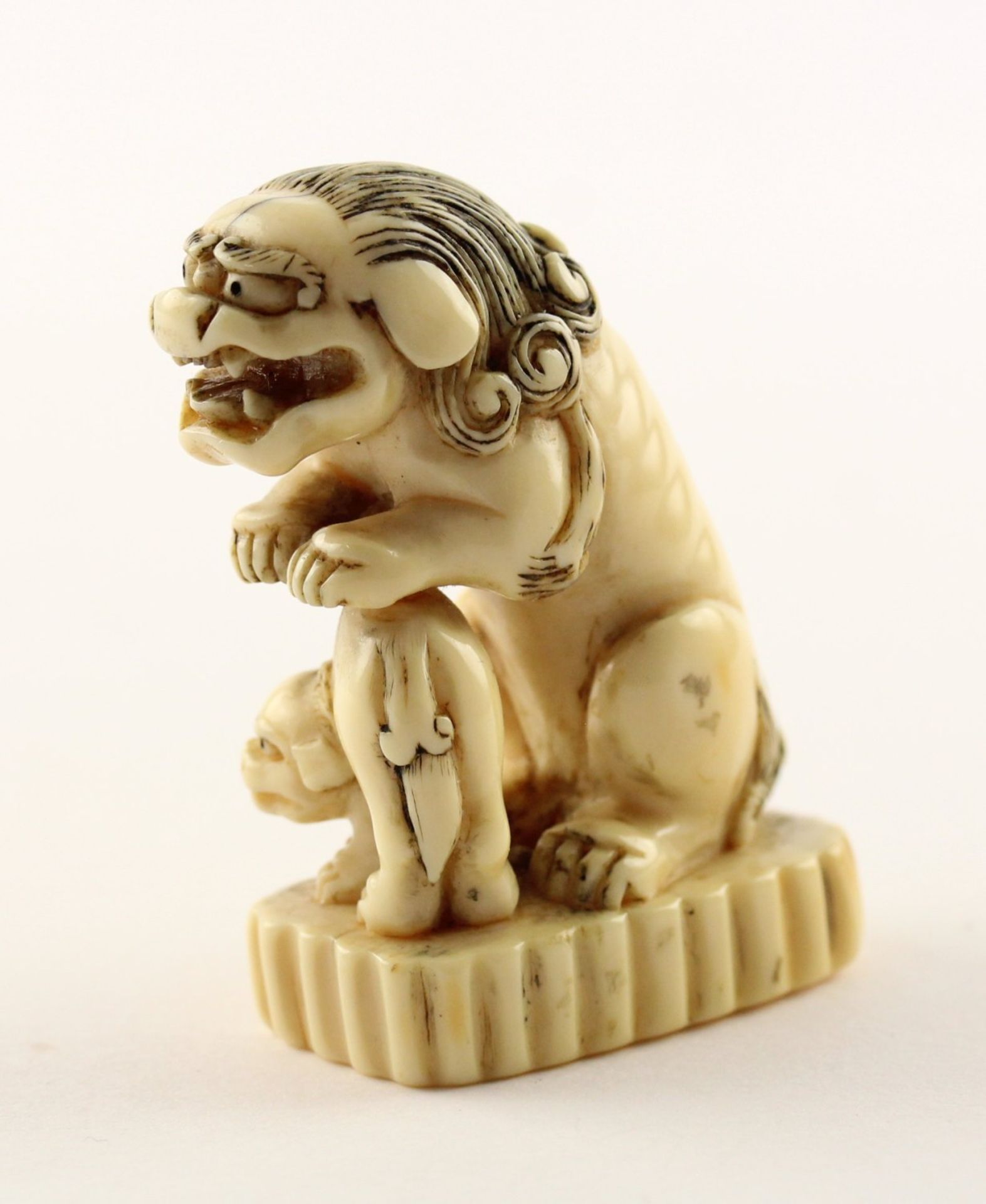 <de>NETSUKE SHISHI MIT JUNGES, Elfenbein, großes, aufgerichtetes Tier mit geöffnetem Maul, geschwärz - Bild 2 aus 5