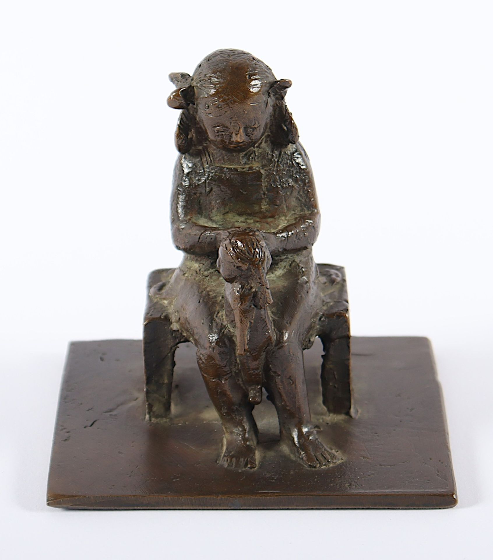 <de>MODERNER BILDHAUER, M.20.Jh., "Sitzendes Kind mit Puppe", Bronze, H 10</de> - Bild 2 aus 3