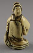 <de>NETSUKE OIRAN, Elfenbein, die Frau hält mit der rechten Hand die Zipfel ihres langen Gewandes ho