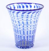 <de>VASE, farbloses Glas mit blau-weißen, alternierend eingeschmolzenen Segmenten, H 15,5, LOETZ, um