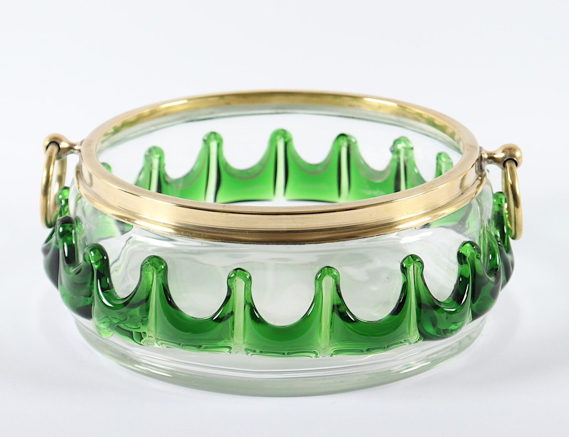 <de>SCHALE, farbloses Glas, plastische Applikationen aus grüngetöntem Glas, Messingmontur, Dm 21, DE