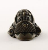 <de>NETSUKE KABUTO, Bronze, detailliert ausgearbeitet der Helm eines Kriegers, H 3,5, JAPAN, 19.Jh.<