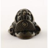 NETSUKE KABUTO, Bronze, detailliert ausgearbeitet der Helm eines Kriegers, H 3,5, JAPAN, 19.Jh.