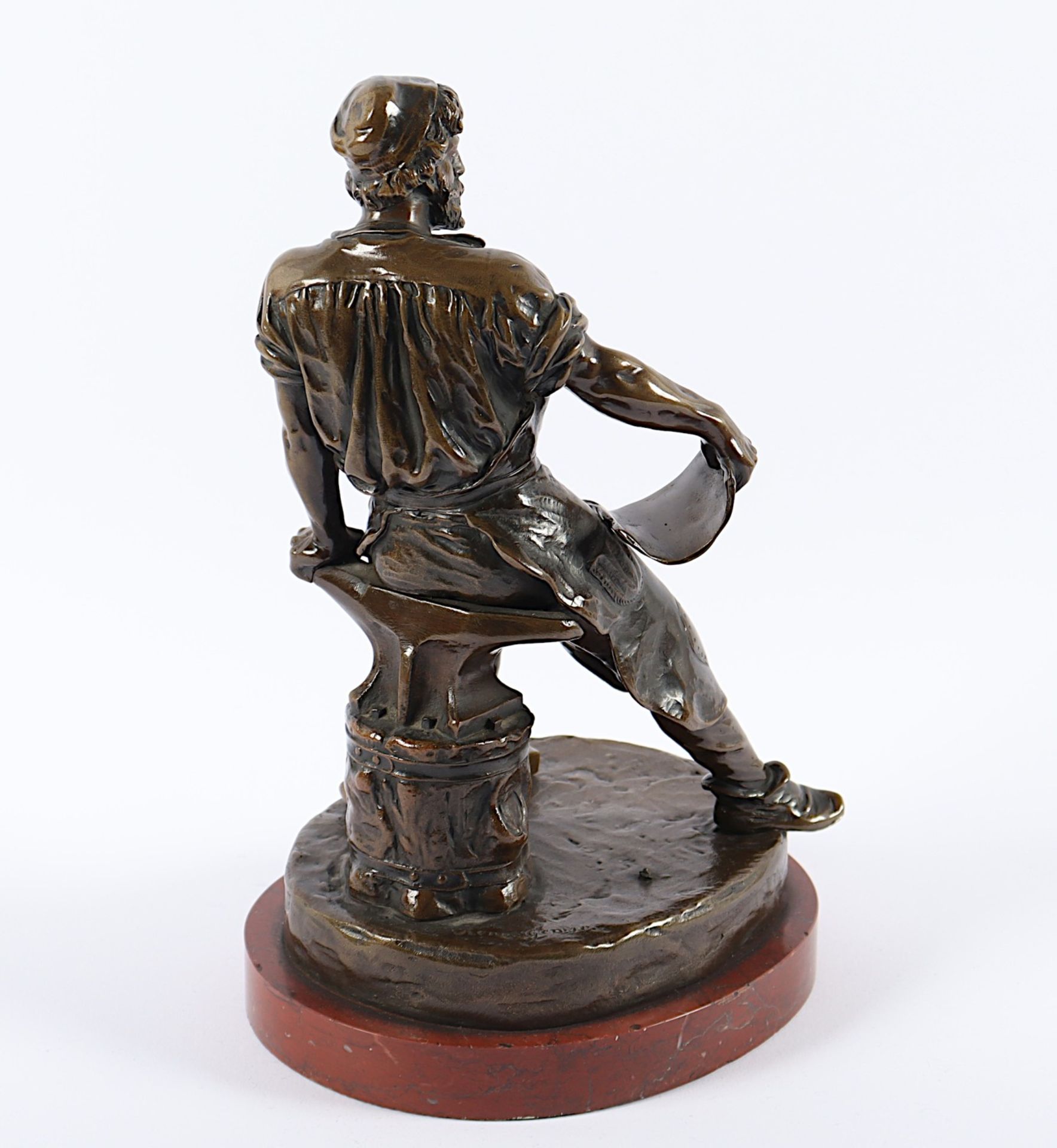 <de>GEWSO, René, "Sitzender Schmied", Bronze, auf dem Sockel signiert, H 22, Marmorsockel</de> - Bild 3 aus 4