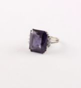 <de>AMETHYSTRING, 750/ooo Weißgold, besetzt mit einem Amethyst und kleinen Diamanten von zusammen ca