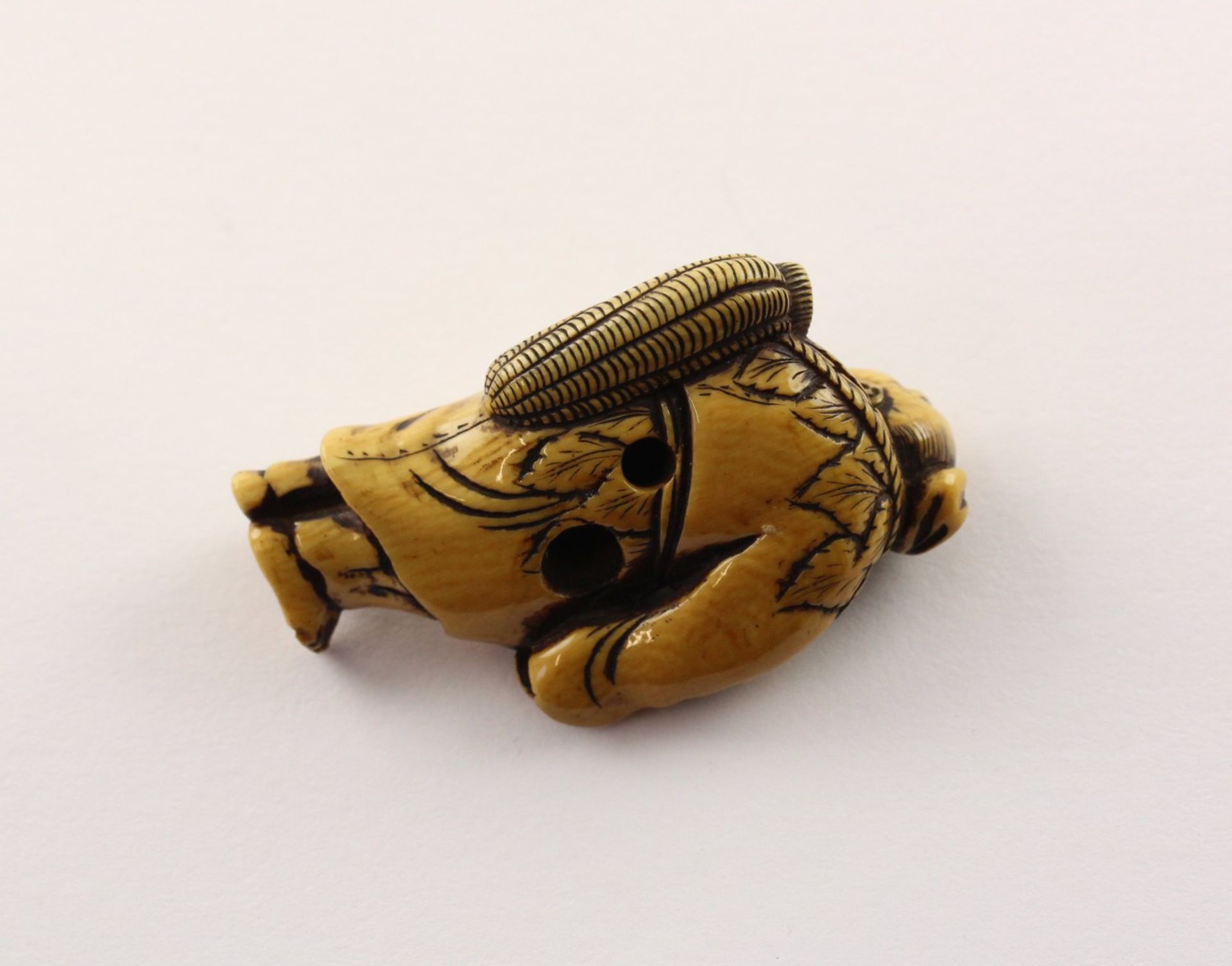 <de>NETSUKE GAMMA SENNIN, Elfenbein, ein Weidenkorb geschultert, geschwärzt graviert, schöne, goldge - Bild 3 aus 5