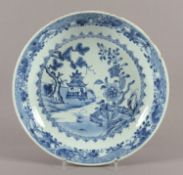 <de>SCHALE, Porzellan, Unterglasurblau dekoriert, Dm 23,5, min.best., CHINA, 18.Jh.</de>