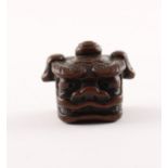 NETSUKE SHISHIMAI-MASKE, Buchsbaum, H 2,7, sign. Yôshisei(?) hachijûgo saku, JAPAN, 19.Jh.