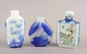 <de>DREI SNUFF BOTTLE, zwei Glas mit blauem Überfang, eines Porzellan (Standring minst.best.), varii