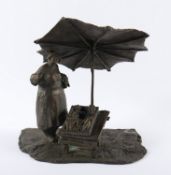 <de>NEUSTIFTER, Josef Michael, "Marktfrau mit Schirm", Bronze, H 31, nummeriert 3/10, auf dem Sockel