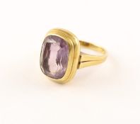 <de>DAMENRING, 585/ooo Gelbgold, besetzt mit einem Amethyst, RG 51, 4,8g</de>