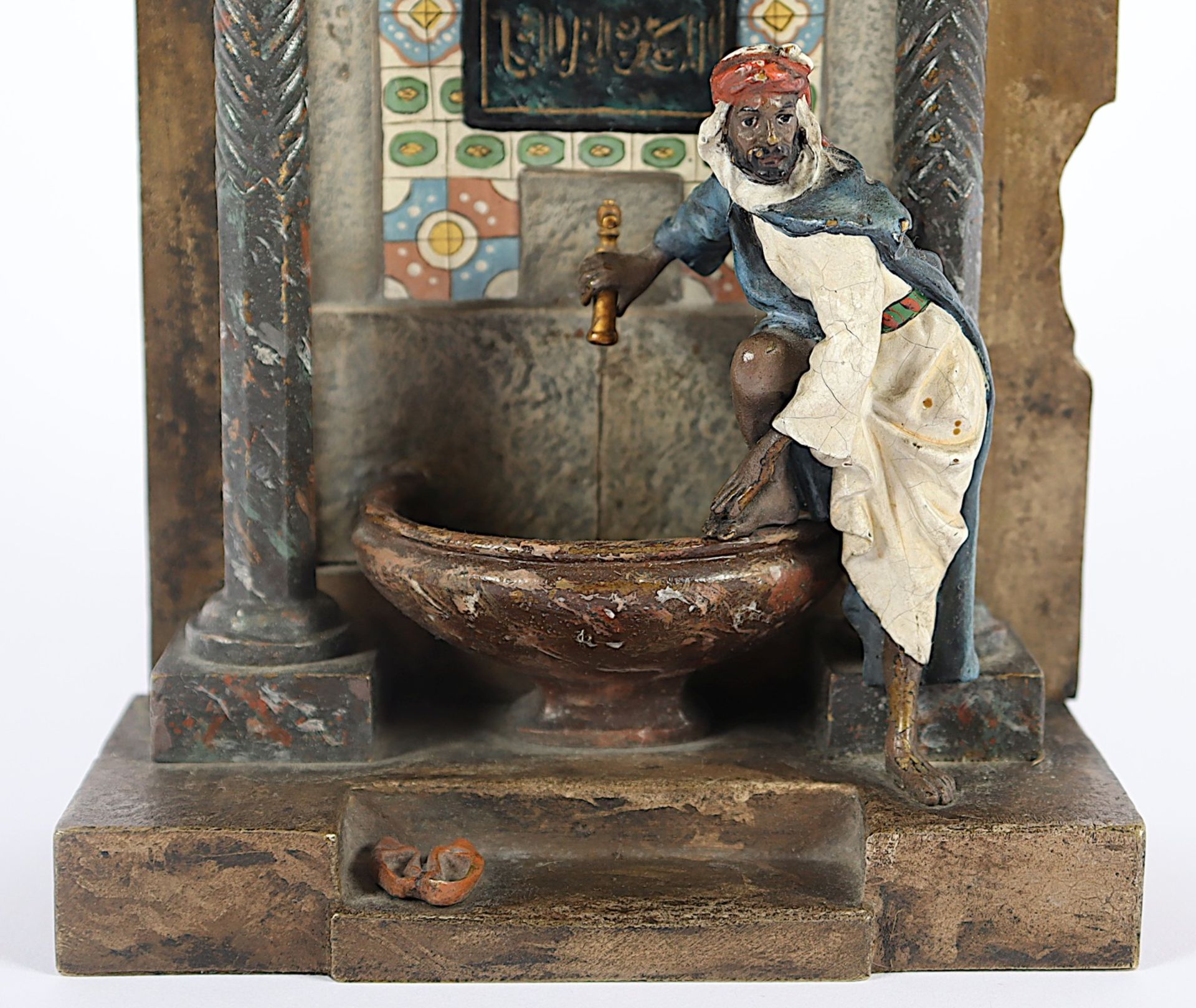 <de>ARABER AN EINEM BRUNNEN - SABIL, Bronze, farbig patiniert/bemalt, H 22,5, verso signiert, Modell - Bild 5 aus 7