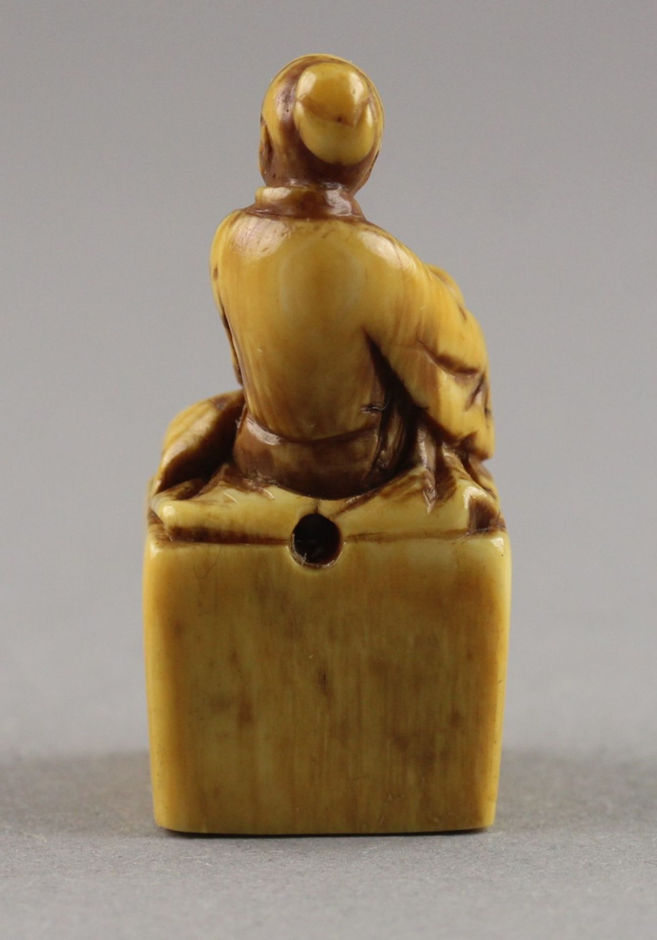 <de>SIEGELNETSUKE CHINESE, Elfenbein, auf einem hohen Sockel sitzt ein Chinese mit langem Gewand und - Bild 3 aus 5