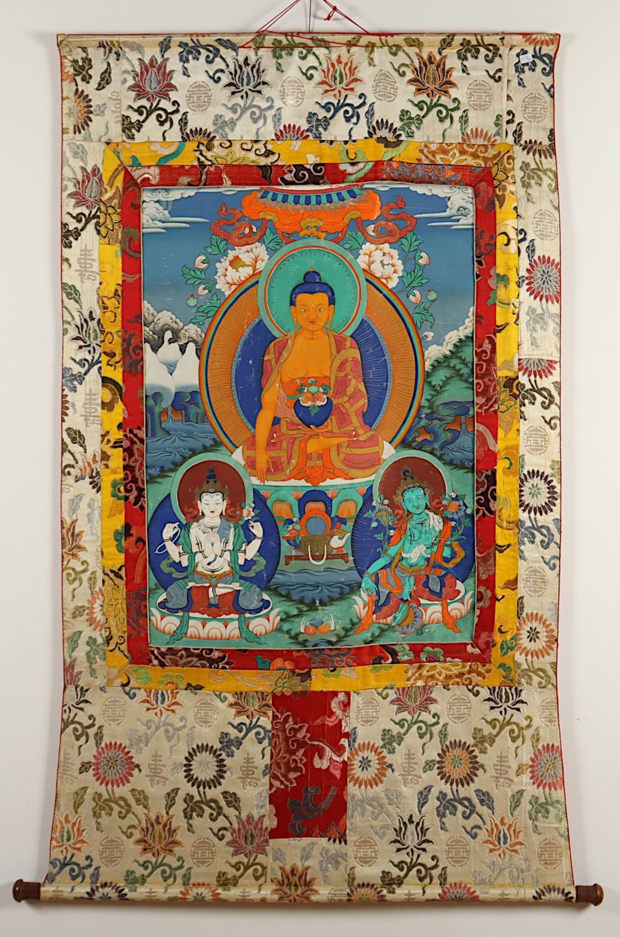 <de>THANGKA BUDDHA SHAKYAMUNI, Gouache auf Stoff, 70 x 50, traditionell montiert, TIBET, 20.Jh.</de> - Bild 2 aus 5