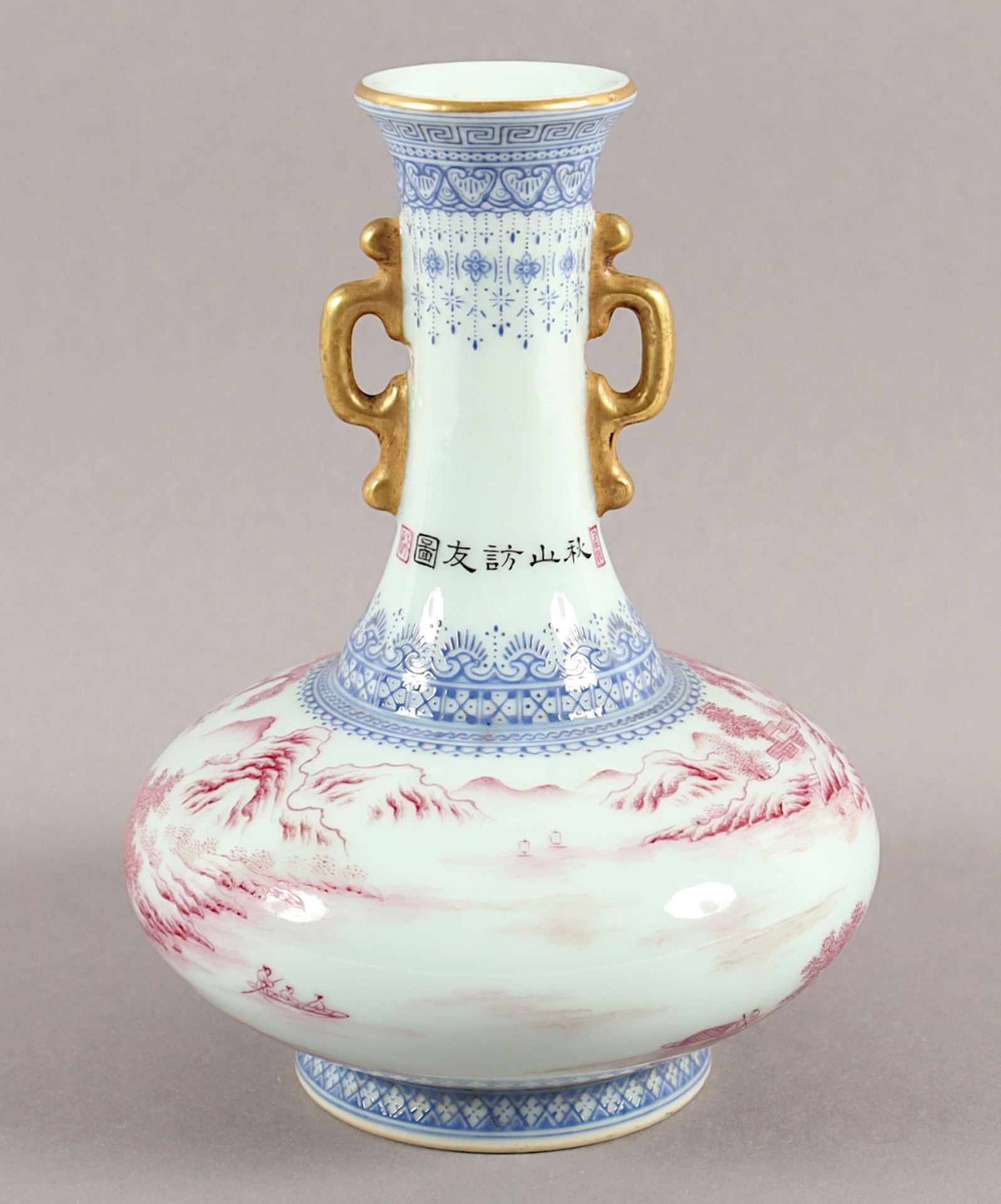 VASE, Porzellan, zwei Handhaben am Hals, in Purpur und Blau dekoriert, Aufschrift und Siegel, H - Image 2 of 3