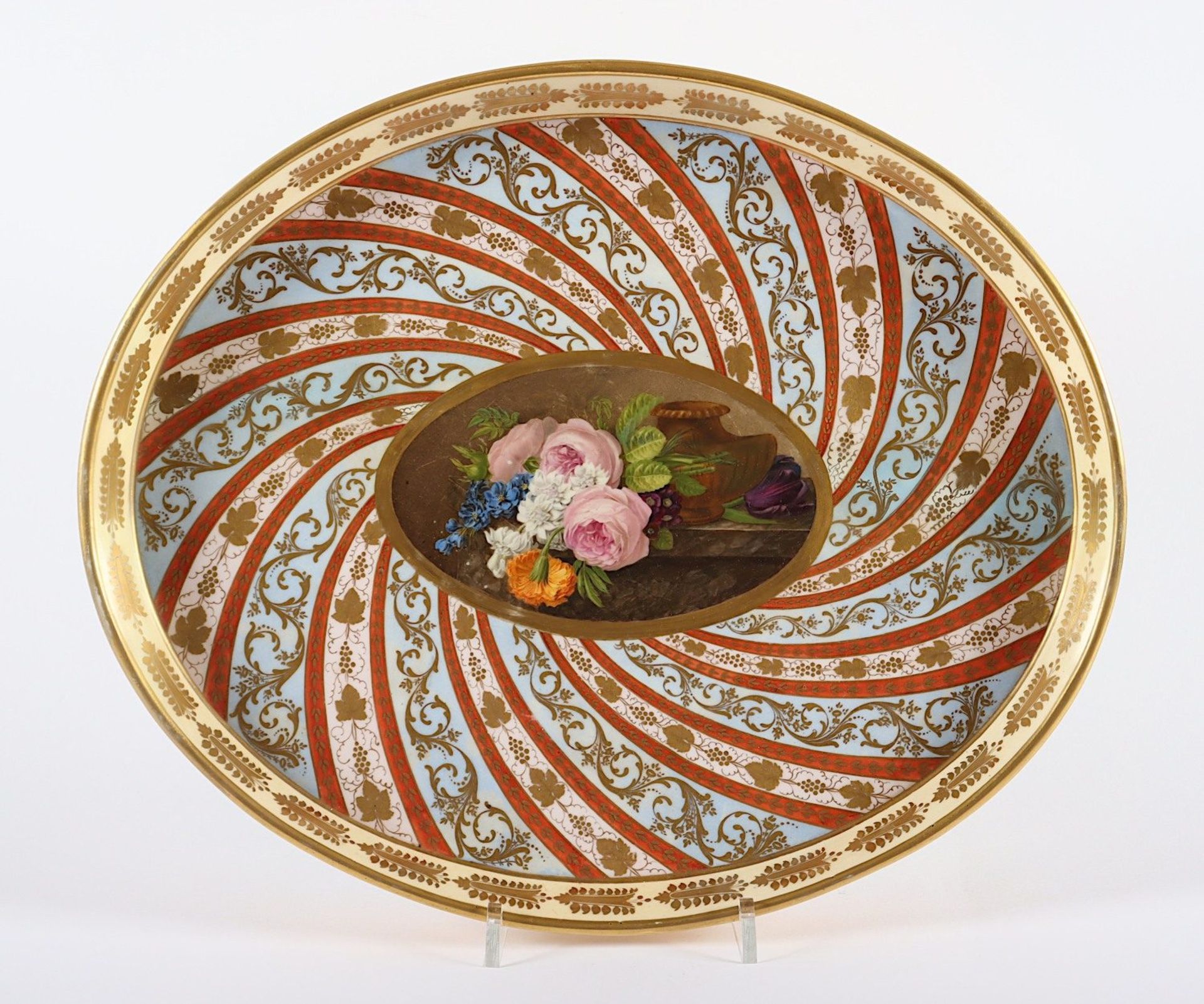 <de>OVALES TABLETT, im Spiegel fein farbig gemaltes Stilleben mit Blumen und einer Vase, radierte Ve