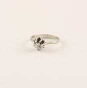 <de>SOLITÄRRING, 750/ooo Weißgold, besetzt mit einem Brillanten von ca. 0,10 ct., RG 54, 3,4g</de>