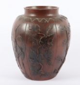 <de>YIXIN-VASE, Steinzeug, im Relief auf der Wandung Zweige von Magnolie, Bambus, Wein, Kiefern, Lot