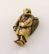 <de>NETSUKE GAMMA SENNIN, Elfenbein, ein Weidenkorb geschultert, geschwärzt graviert, schöne, goldge