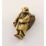 NETSUKE GAMMA SENNIN, Elfenbein, ein Weidenkorb geschultert, geschwärzt graviert, schöne, goldgelbe,