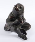 <de>SITZENDER AFFE, Bronze, mit beiden Händen eine Frucht haltend und nach oben schauend, Fell und S