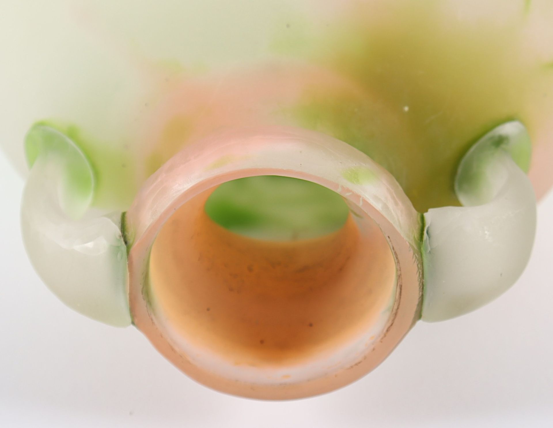 HENKELVASE, farbloses, satiniertes und grün überfangenes Glas, geätzter Distelblütendekor, H 21,5, - Image 4 of 5