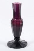 <de>VASE, violett getöntes Glas, Flächenschliff, min.best., H 24, MOSER, KARLSBAD, um 1920</de>