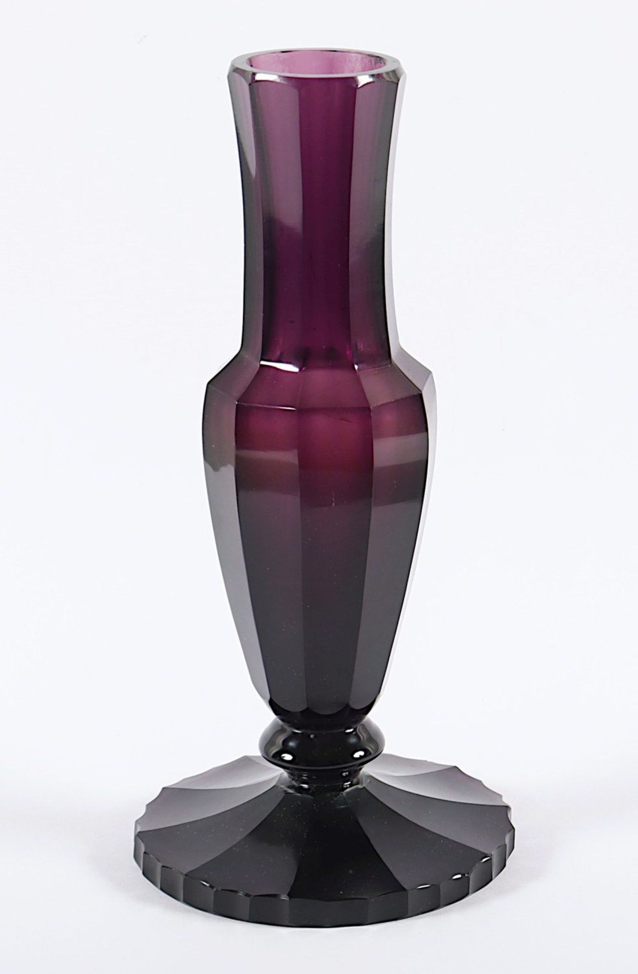 VASE, violett getöntes Glas, Flächenschliff, min.best., H 24, MOSER, KARLSBAD, um 1920