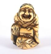 <de>NETSUKE, Elfenbein, sitzender Sennin mit einer Schriftrolle, geschwärzt graviert, schöne Patina,