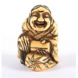 NETSUKE, Elfenbein, sitzender Sennin mit einer Schriftrolle, geschwärzt graviert, schöne Patina, H