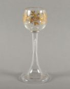 <de>WEINRÖMER, farbloses Glas, Goldemaillemalerei, H 20, DEUTSCH, um 1900</de>