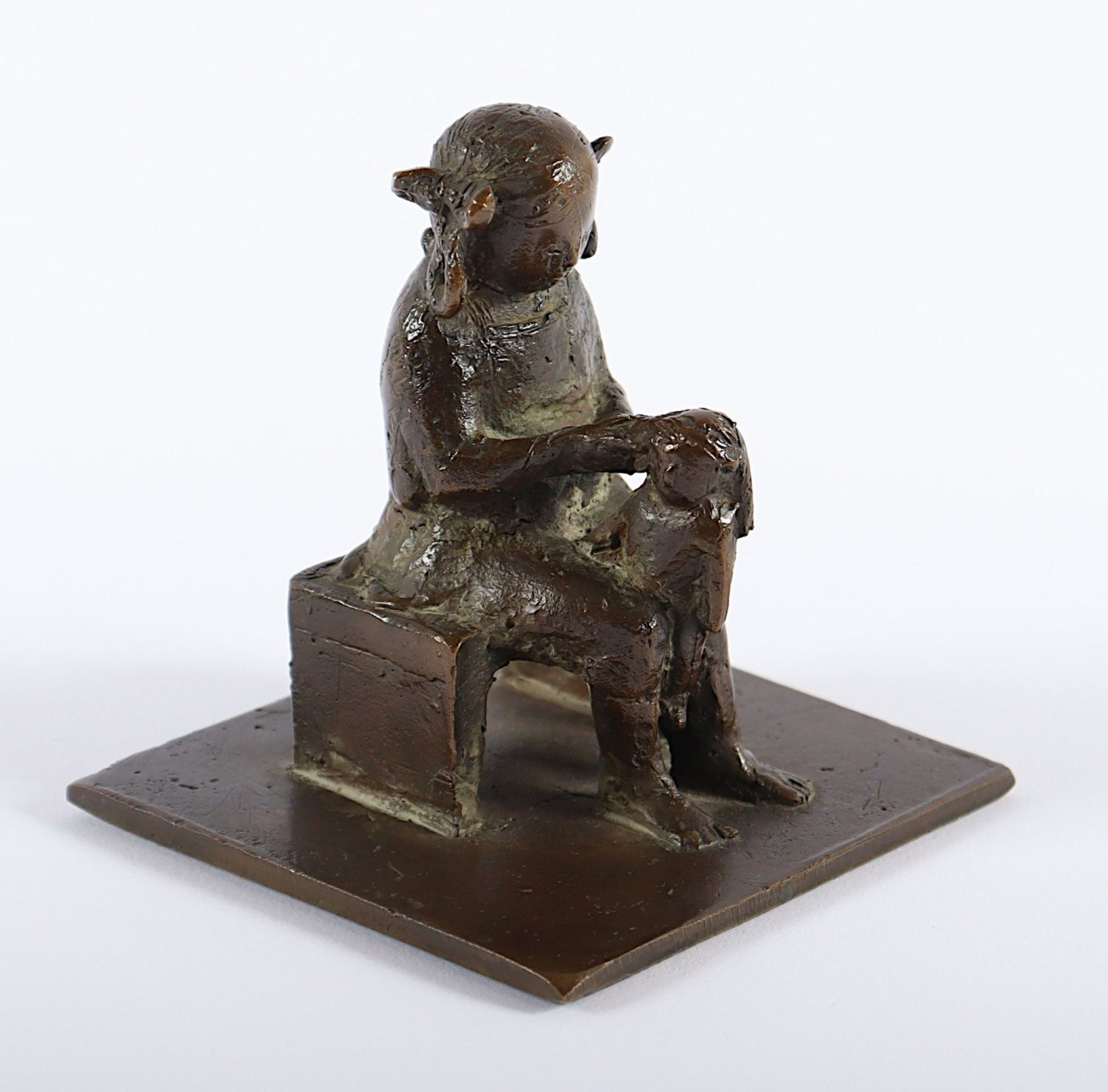 <de>MODERNER BILDHAUER, M.20.Jh., "Sitzendes Kind mit Puppe", Bronze, H 10</de>