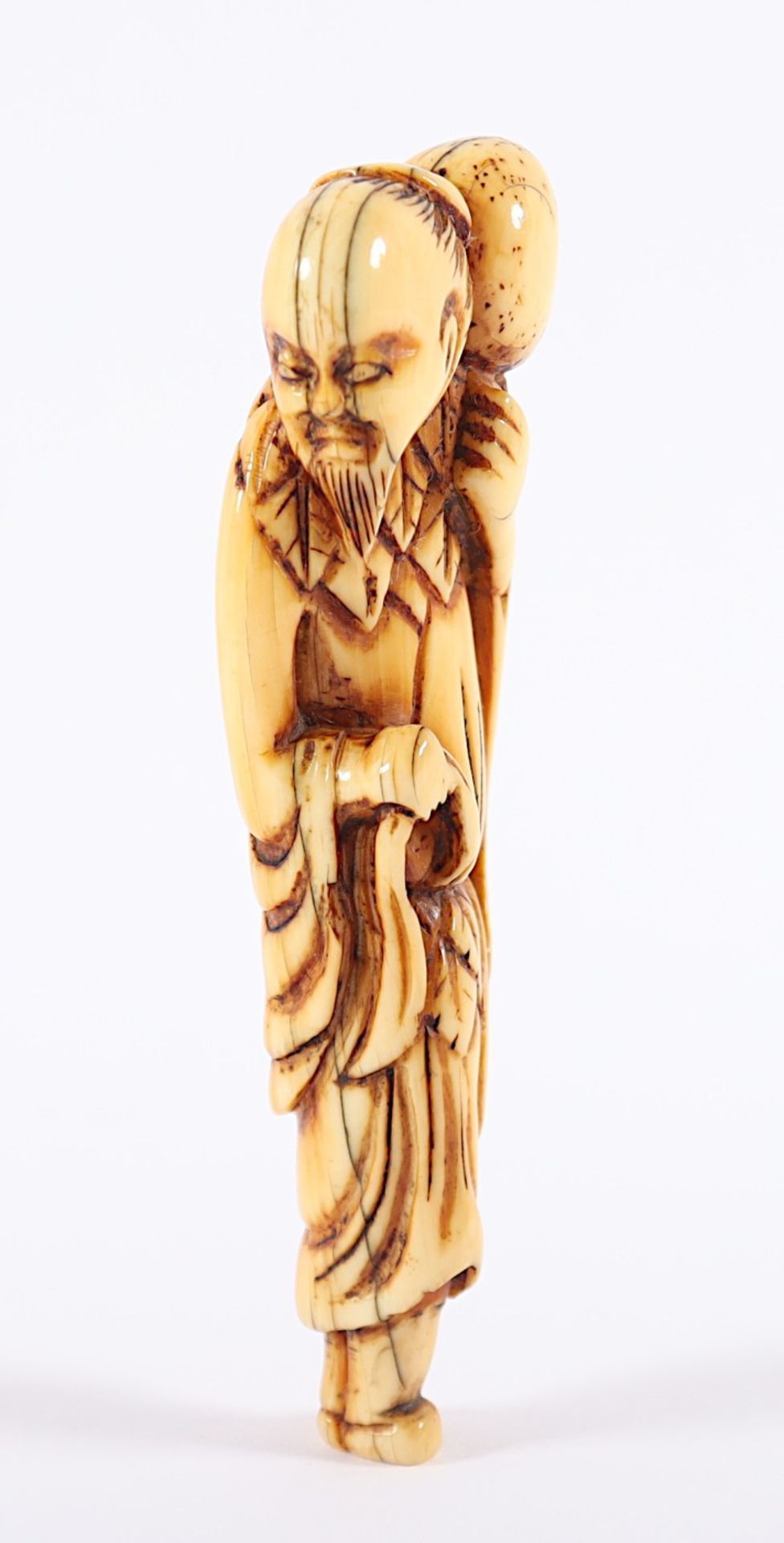 <de>NETSUKE SENNIN TOBOSAKU, Elfenbein, der stehende Sennin hält in der einen Hand seinen Gürtel, mi - Bild 2 aus 4