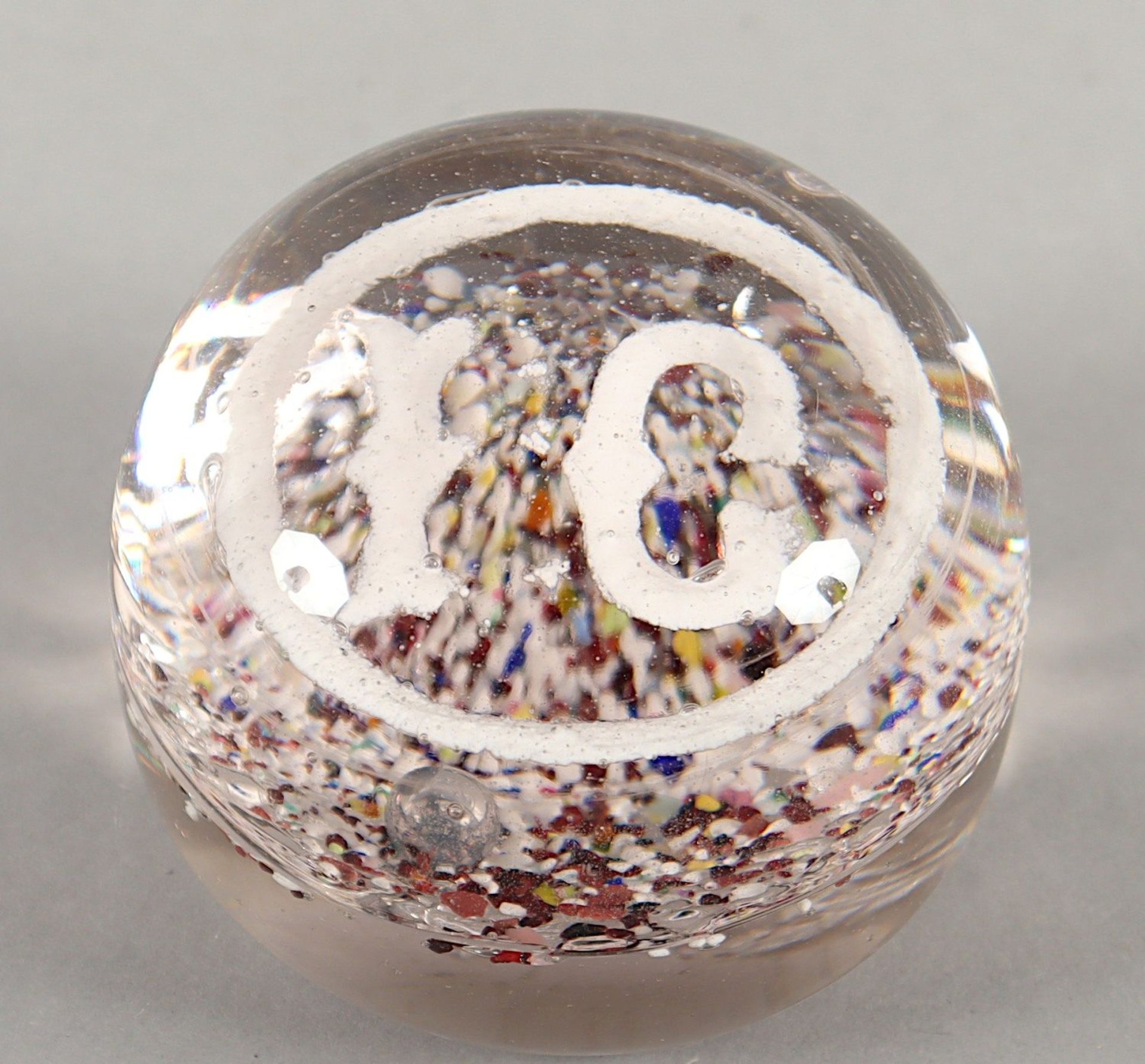 <de>PAPER WEIGHT, farbloses Glas, polychrome Körnereinschmelzungen, Monogramm "IC", Dm 7,5, wohl ENG