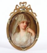 <de>OVALE BILDPLATTE, fein farbig gemalt "Porträt einer Dame als Vestalin" nach Angelika Kauffmann (