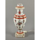 LAMPENFUSS, im Imari-Stil, Porzellan, polychrom dekoriert, goldstaffiert, H 43, LIMOGES