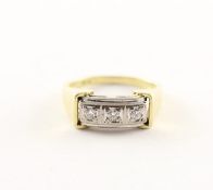 <de>DAMENRING, 585/ooo Gelbgold, besetzt mit drei Diamanten, RG 54, 5,0g, um 1930/40</de>