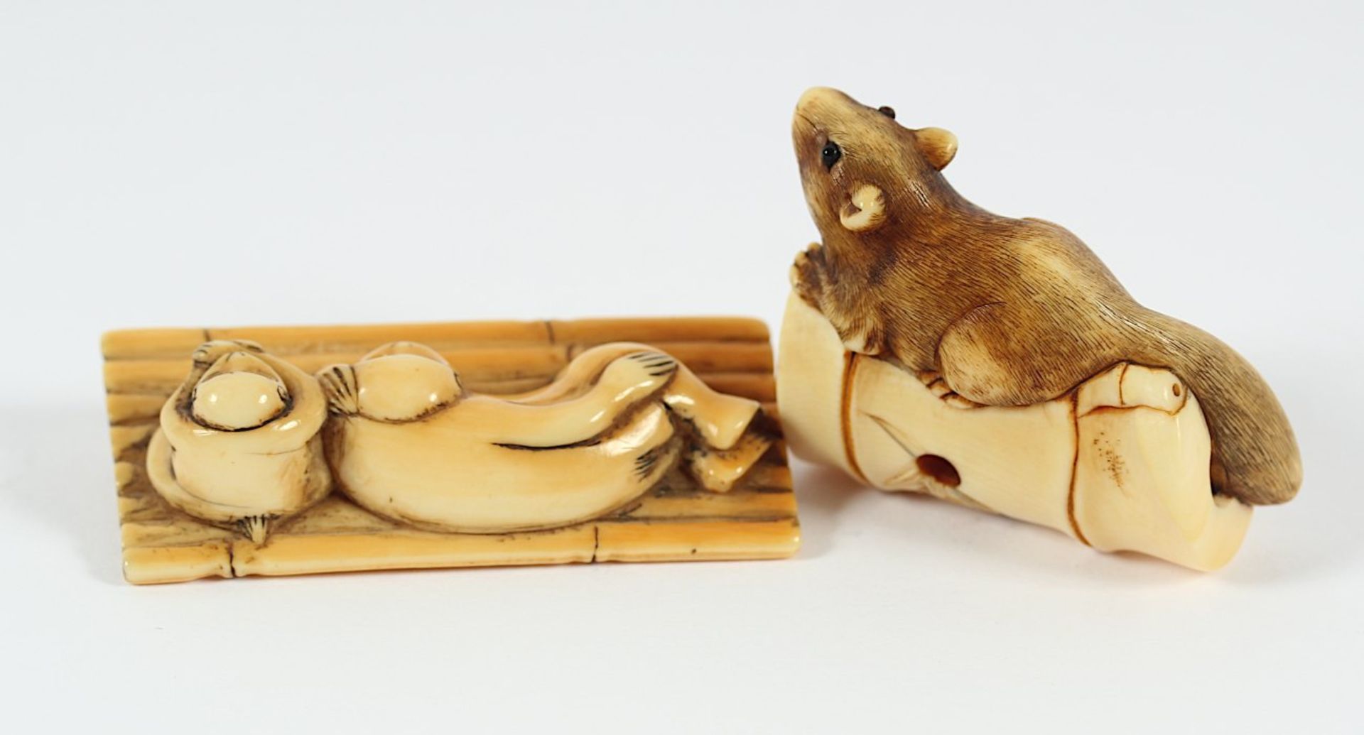 ZWEI NETSUKE, Elfenbein, a) zwei Affen - Bild 2 aus 3