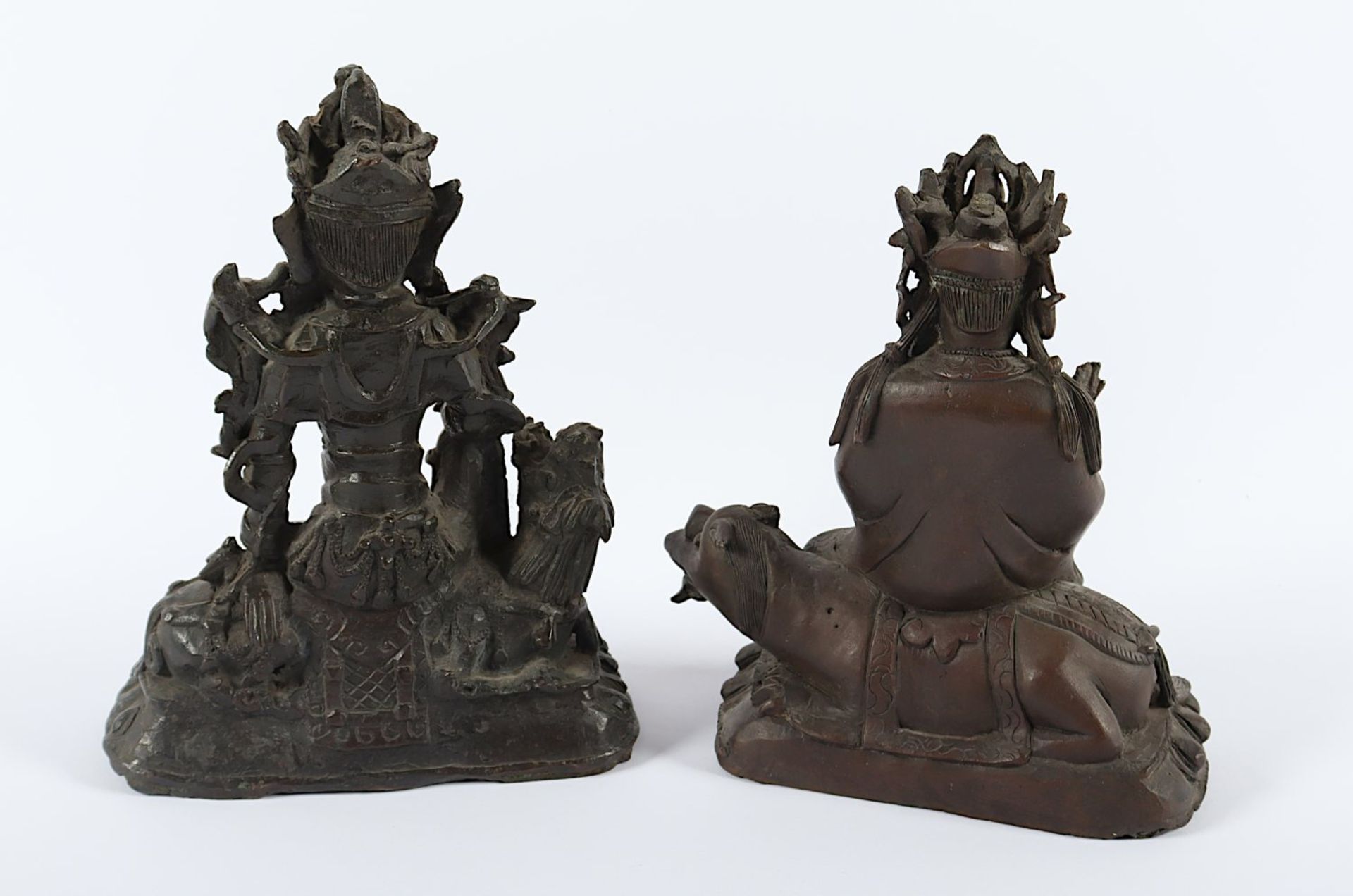 ZWEI FIGUREN GUANYIN AUF LÖWE, Bronze, - Bild 2 aus 3