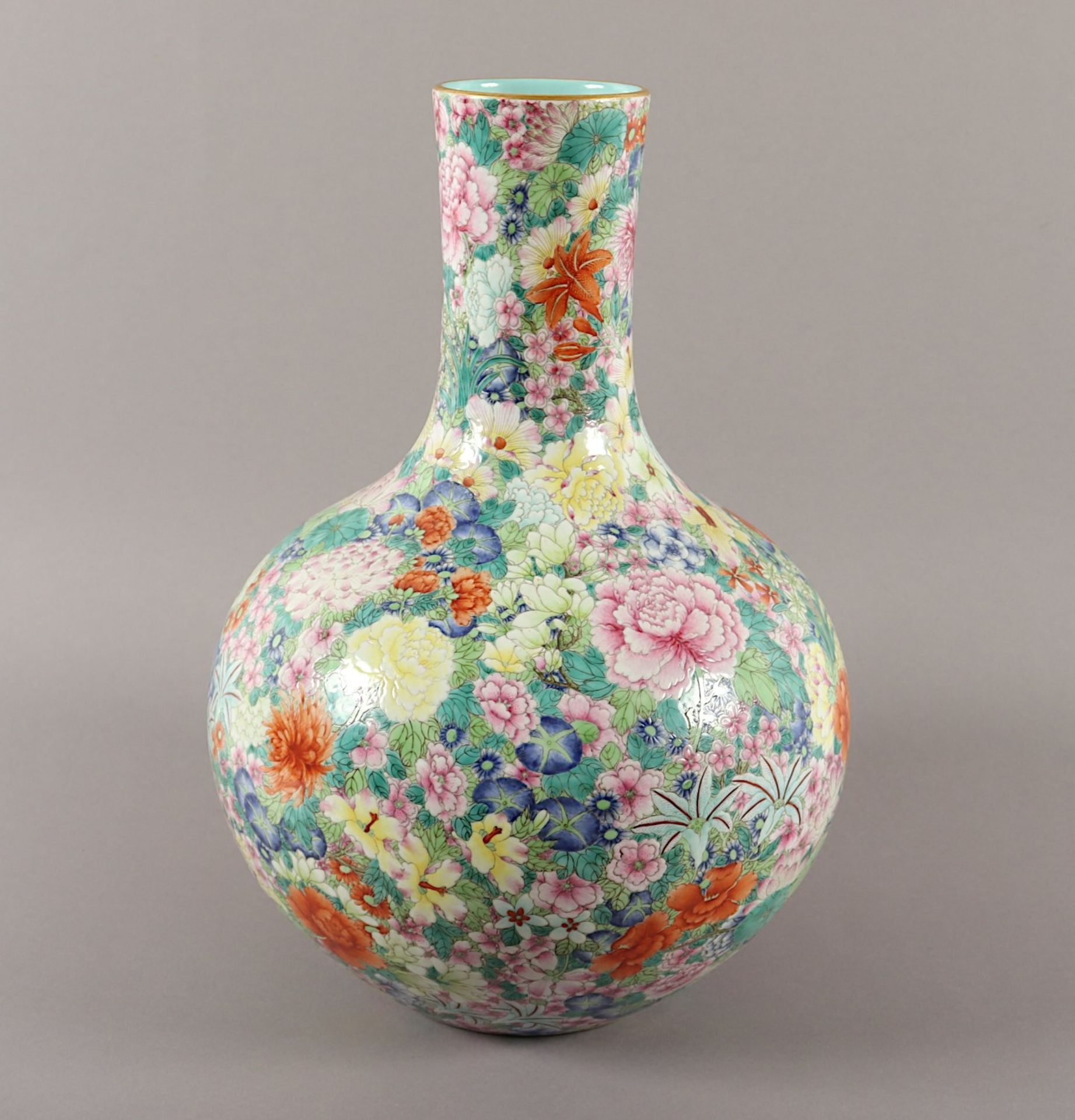 FAMILLE ROSE-VASE, Porzellan, auf der - Bild 4 aus 6