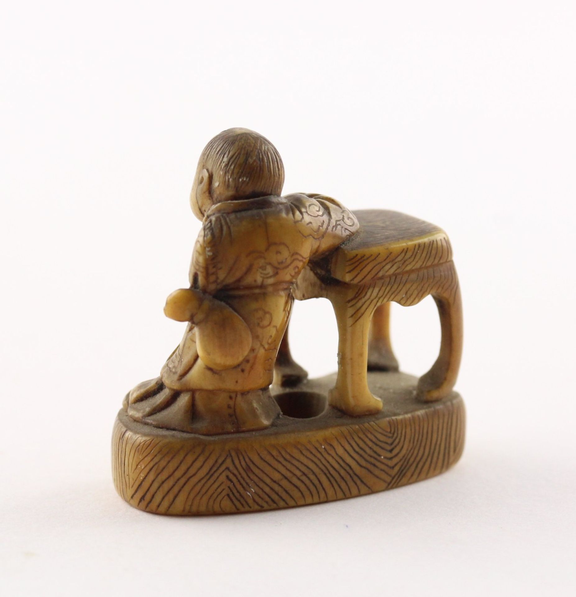 NETSUKE KNABE AN EINEM TISCH, ELFENBEIN, JAPAN, 18.JH. - Bild 2 aus 5