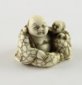 NETSUKE HOTEI MIT KARAKO, Elfenbein,