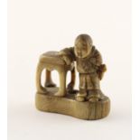 NETSUKE KNABE AN EINEM TISCH, ELFENBEIN, JAPAN, 18.JH.