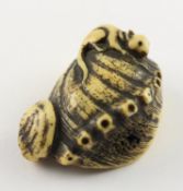 NETSUKE GROSSE AWABI, Hirschhorn, auf