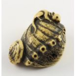 NETSUKE GROSSE AWABI, Hirschhorn, auf