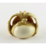 NETSUKE RATTE AUF RETTICH, Elfenbein,