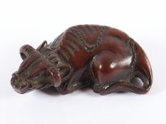 NETSUKE LIEGENDER OCHSE, Buchsbaum,