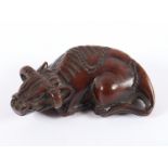 NETSUKE LIEGENDER OCHSE, Buchsbaum,