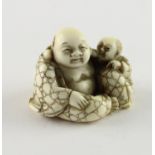 NETSUKE HOTEI MIT KARAKO, Elfenbein,